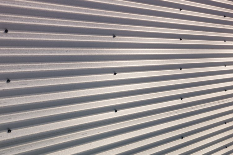 El aluminio se utiliza comúnmente en una gran variedad de materiales de construcción.
