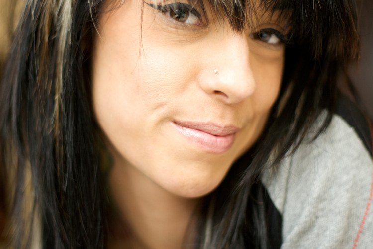 Las mechas negras ya son sexy de por sí, pero puedes acentuarlas con reflejos.