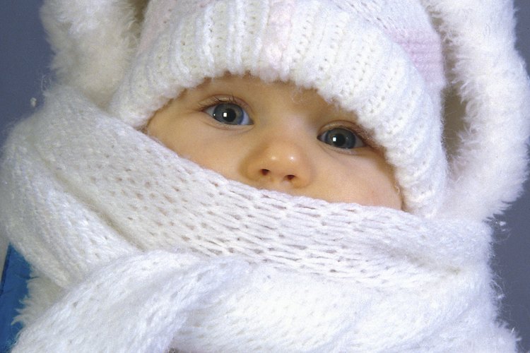 Un bebé se puede acalorar, incluso en invierno.