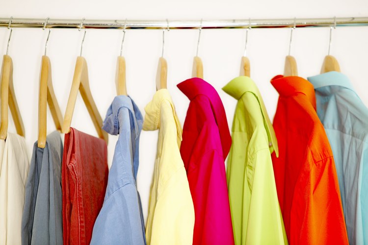 Cuelga las blusas delicadas en perchas acolchadas de madera.
