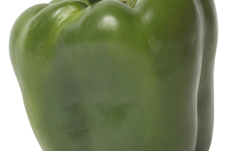 El pimiento negro, que debería ser verde, podría estar podrido en la punta.
