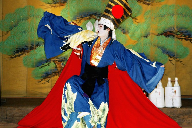 Los disfraces Kabuki son tan coloridos y estilizados como su maquillaje.