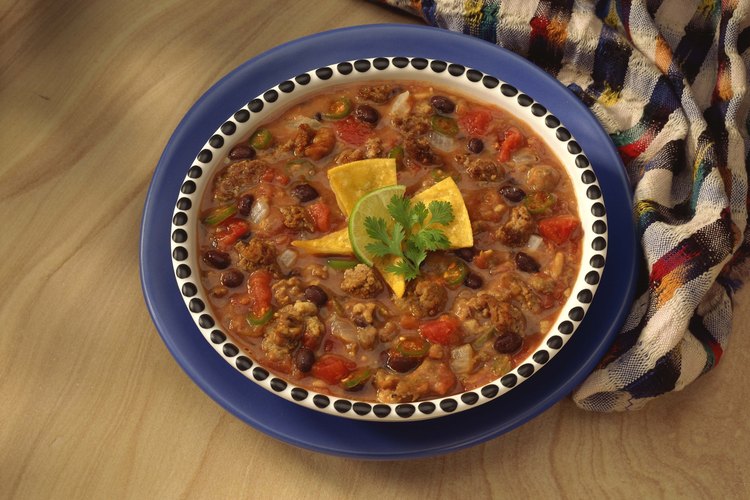 La sopa de frijoles con carne de cerdo ahumada es una buena comida.
