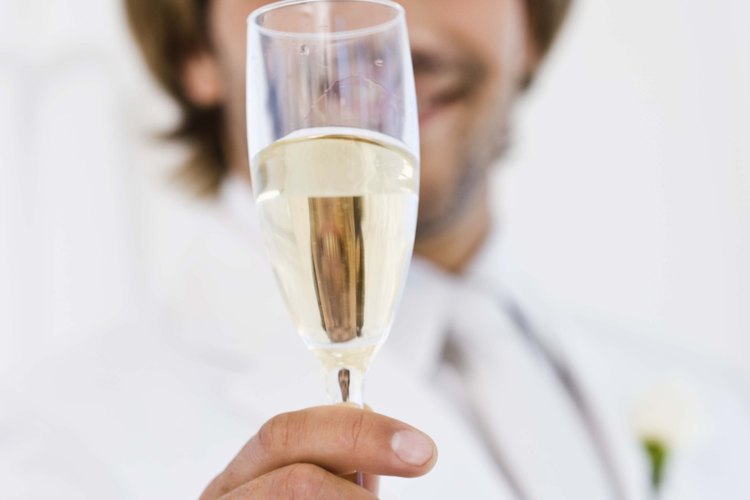 Sostener una copa al decir tu brindis puede evitar la inquietud y la distracción.
