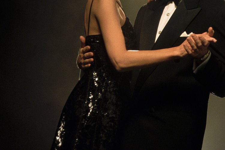 Hay varias cosas que puedes hacer para evitar que los brillos se caigan de tu vestido de noche.