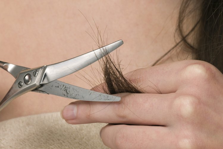Cortar las puntas abiertas te dará un cabello más saludable.