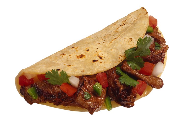 La carne es preparada utilizando una marinada sabrosa para darle más sabor y picante.