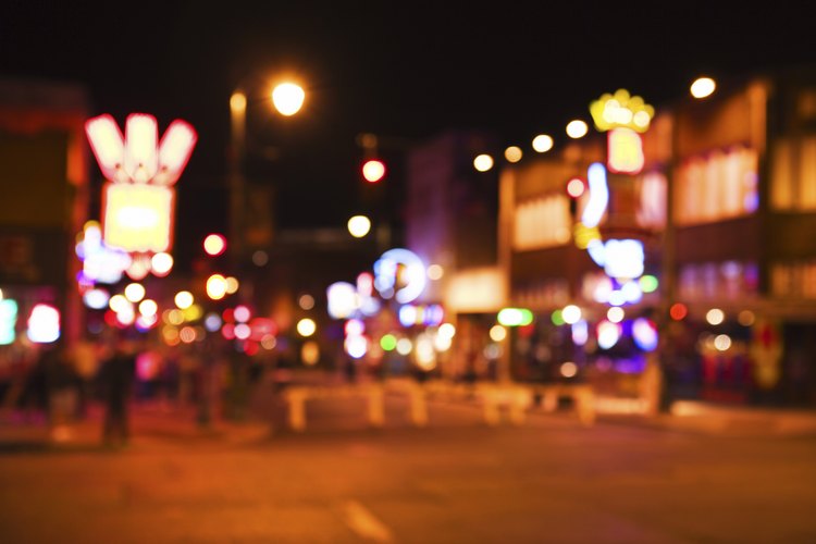 Hay excursiones disponibles para llevar a los adolescentes a la escena musical de Beale Street.