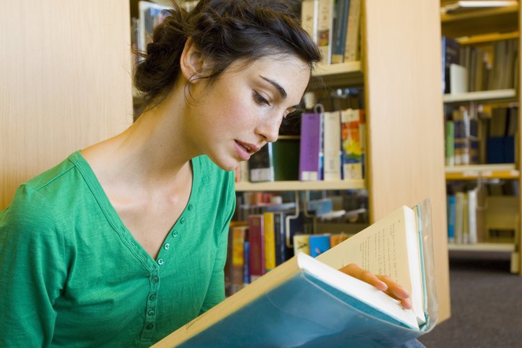 Mujer leyendo un libro