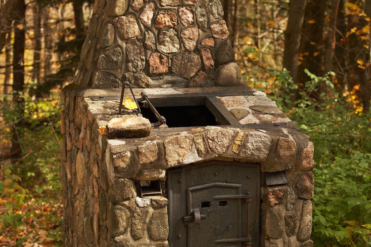 Una parrilla personalizada de piedra puede ser un muy buen toque a cualquier patio o propiedad.