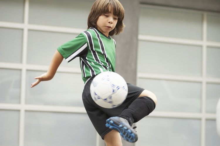 El fútbol es uno de los deportes preferidos de los niños.