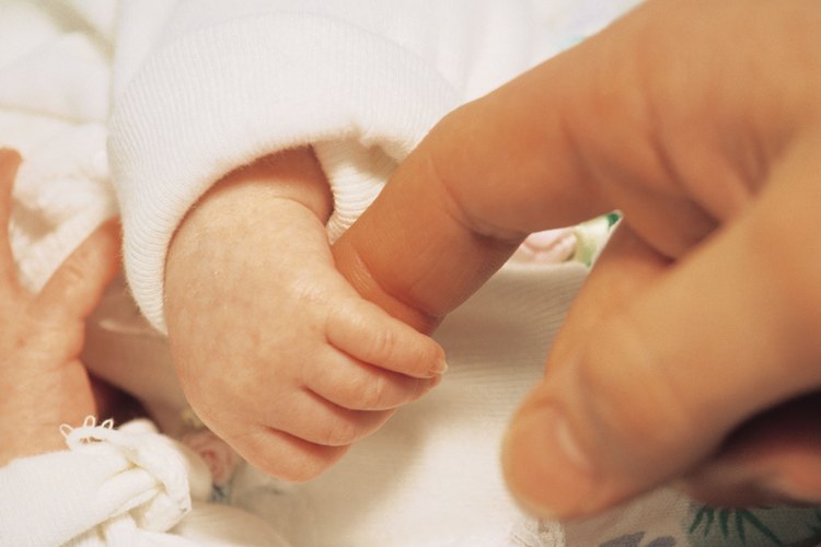 Al principio un recién nacido puede necesitar un empujoncito para llorar.