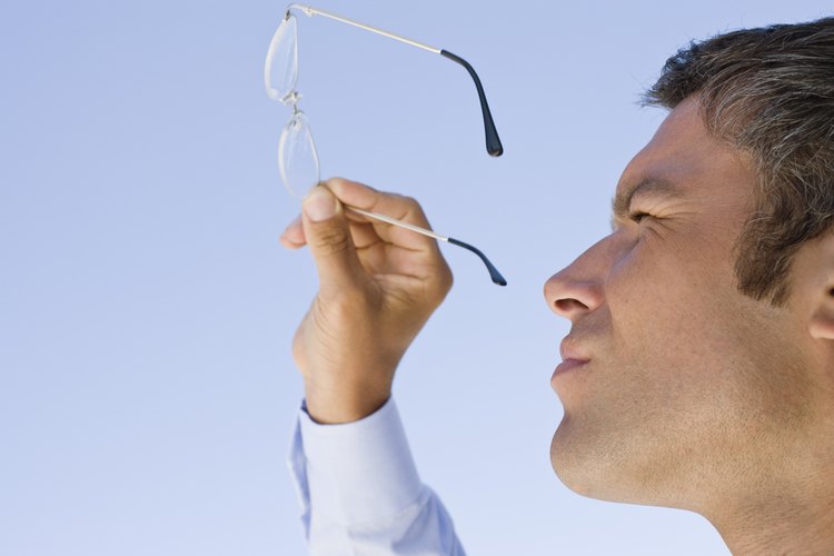 Los lentes de anteojos están protegidos por recubrimientos antiarañazos y antirreflectantes.
