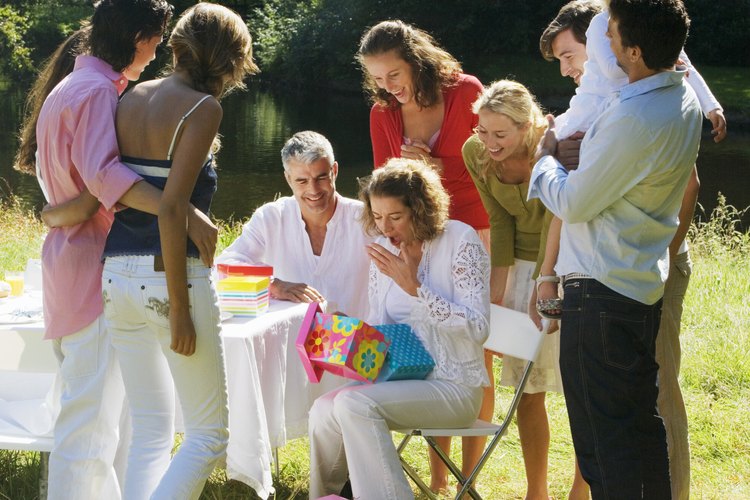 Un escenario al aire libre se ajusta a los gustos de un amante activo del aire libre en su cumpleaños.