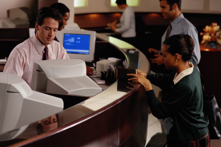 Los cajeros representan la imagen del banco.