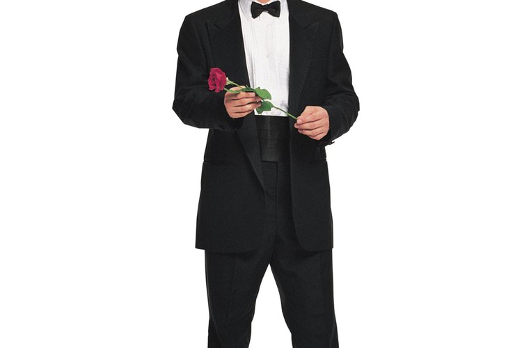Joven vistiendo un tuxedo.