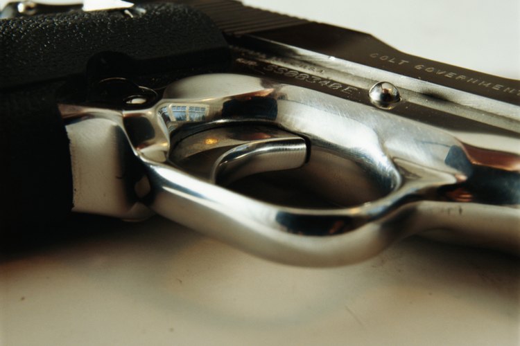 Completa el proceso de recibir un certificado PFEC y una licencia CCW antes de la compra de un arma de fuego en California.