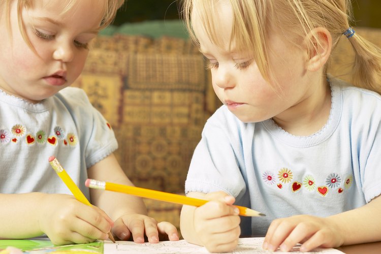 Enseña a los niños a jugar de forma amistosa transmitiéndoles pautas de buen comportamiento.