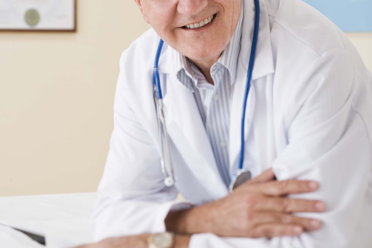 El título de doctor en medicina o MD es necesario para ser un médico.