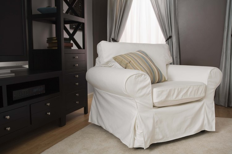 Funda sobre un sillón tapizado grande.