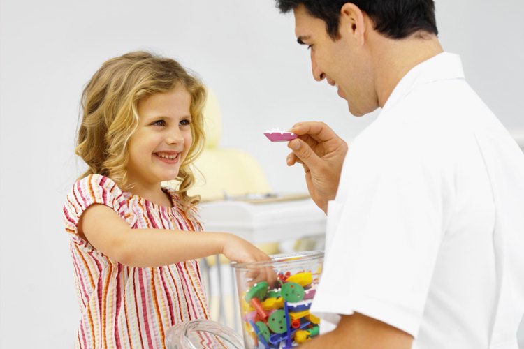 Si los niños se comportan bien, se ganan un caramelo o juguetes.