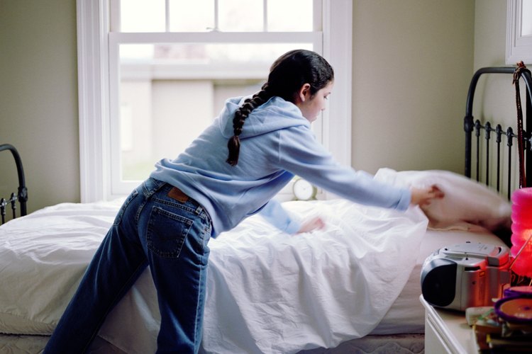 Hacer la cama es una tarea sencilla para los niños de todas las edades.