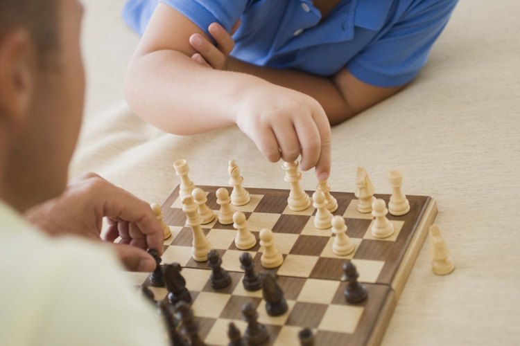El ajedrez es un juego estratégico que fomenta el pensamiento lógico y estratégico en los niños.