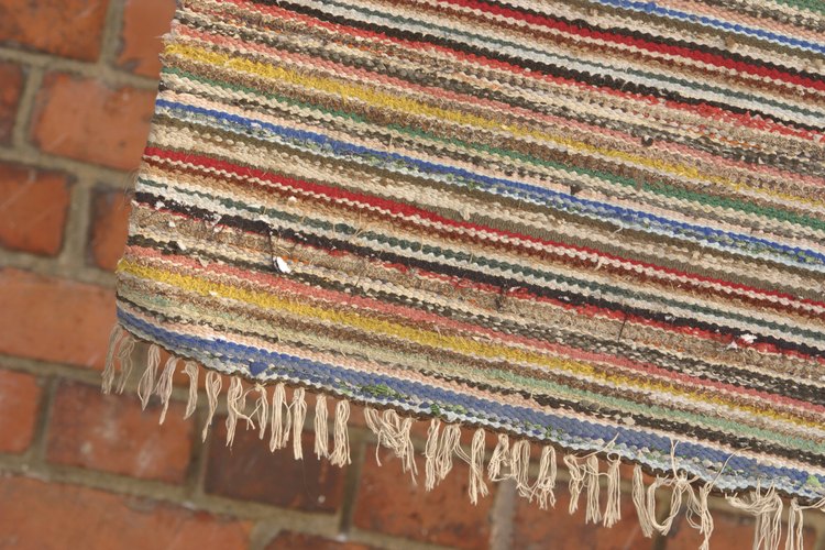 Por lo general, los tintes utilizados en la fabricación tradicional de alfombras se obtienen de la vegetación local.