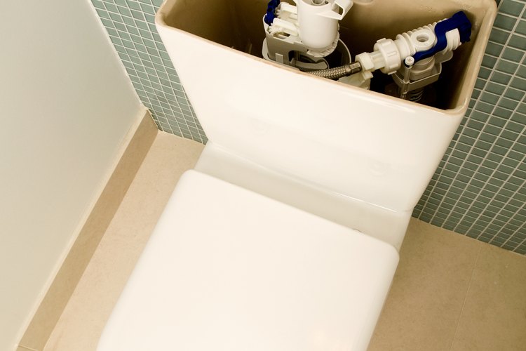 Una tapa de tanque de inodoro rota produce un malestar mayor a la vista del baño.