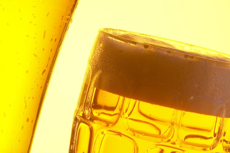 A pesar de que se hacen con los mismos ingredientes, existen pequeñas diferencias que son distintivas al hacer cerveza y licor de malta.