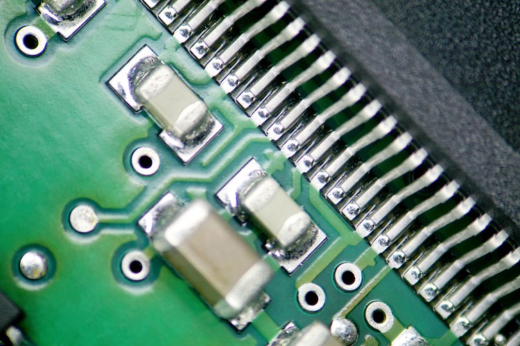 Los circuitos controlan el flujo y el camino de los electrones.