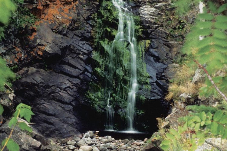 Haz una excursión hasta algunas cascadas panorámicas de Minnesota desde tu sitio de camping.
