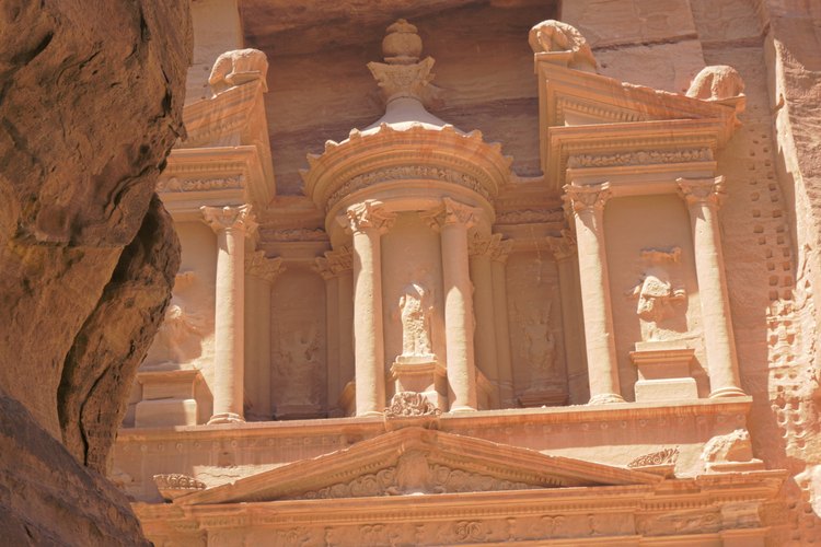 La fachada de un antiguo edificio del tesoro en Jordania.