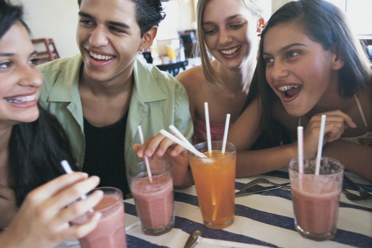 Ayuda a tu adolescente a sentirse cómoda en su cita para que pueda disfrutar una conversación sencilla.