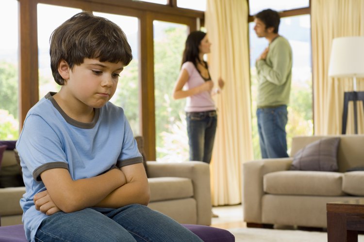 Los niños que se sienten aislados durante el divorcio de sus padres se pueden beneficiar con actividades para expresar sus emociones.