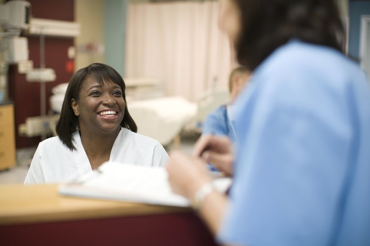 Dos médicos profecionales teniendo una conversación positiva.