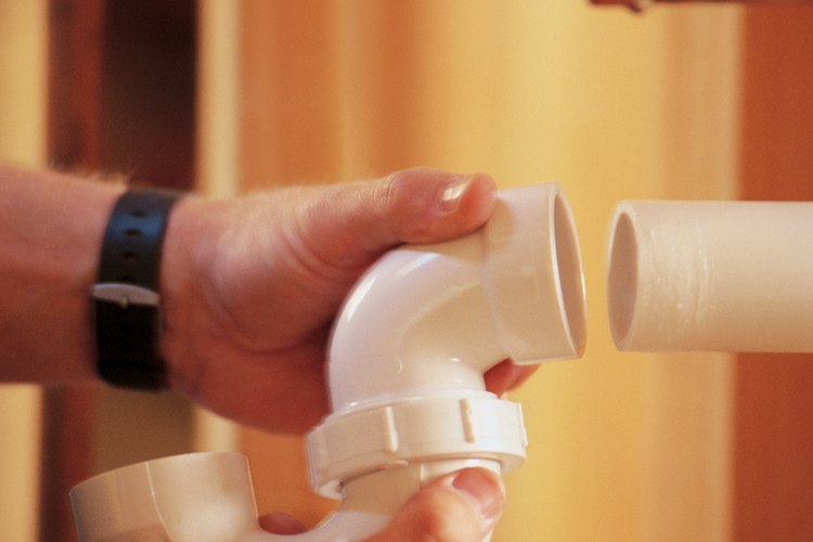Los daños en un tubo de PVC pueden repararse con masilla epoxi.
