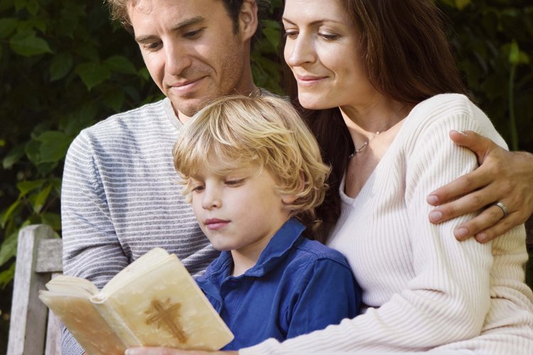 Dale a un niño una Biblia para niños llena de historias y tradiciones cristianas adaptadas.