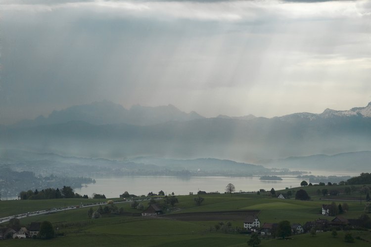 El agua de lluvia que no va a dar a los ríos o la absorbe el suelo se usa para consumo humano en un acuífero.