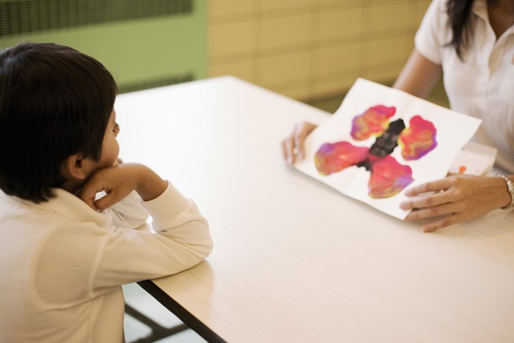 Los psicólogos evalúan a los clientes con técnicas de evaluación.