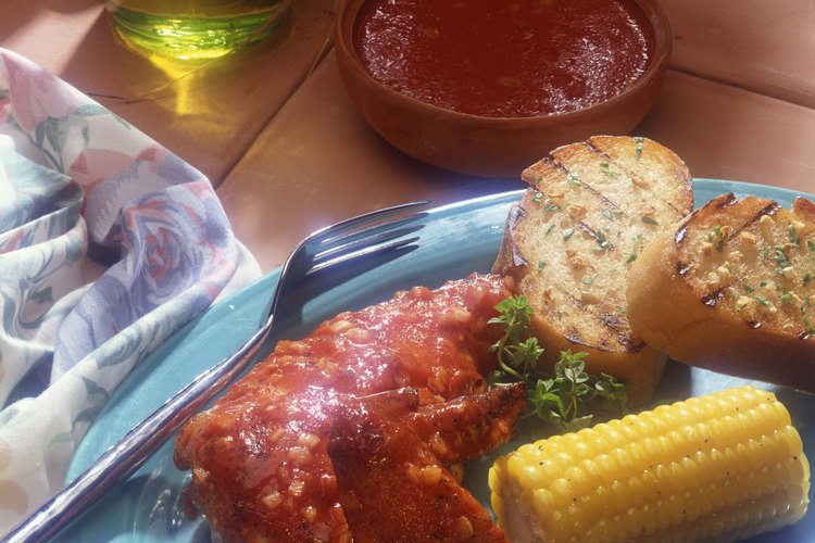 Las marinadas para el pollo a la parrilla le pueden agregar mucho sabor a la carne.