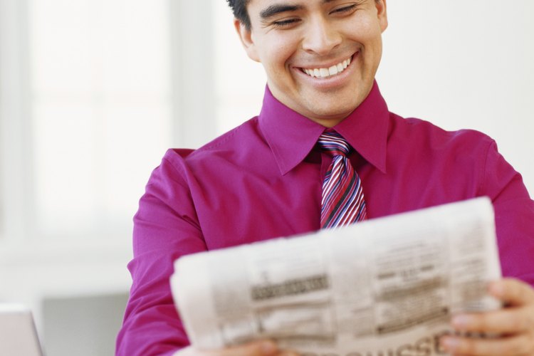 Hombre mirando anuncios clasificados.