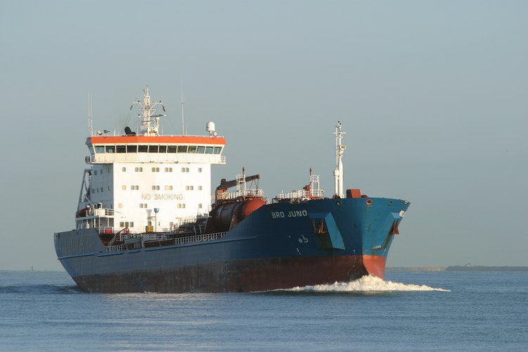Debido a los derrames de petróleo, todos los buques tanque construidos desde 1990 deben incluir doble casco.