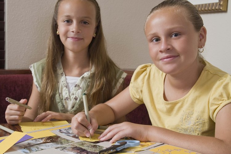Los niños de todas las edades disfrutan haciendo manualidades.
