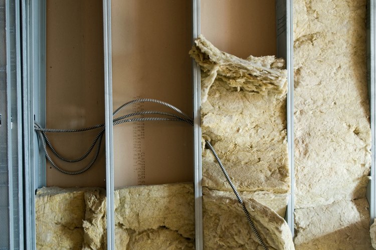 El aislante de lana de roca o fibra de vidrio también puede funcionar como barrera de sonido para reducir al mínimo la transferencia de ruidos no deseados.