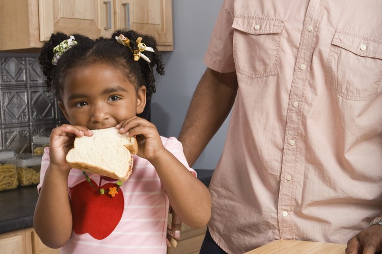 Si tu niño reacciona al comer pan de trigo, habla con su médico.