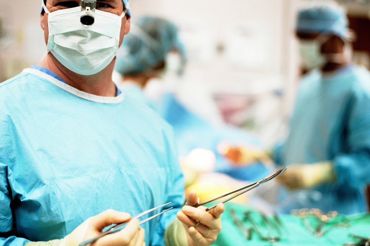 Un cardiocirujano es un cirujano que se especializa en cardiología.