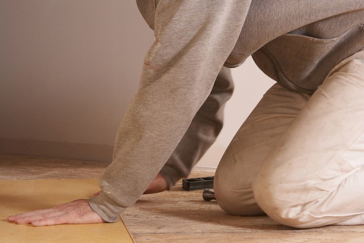 Un piso laminado levantado puede repararse mediante el bricolaje.