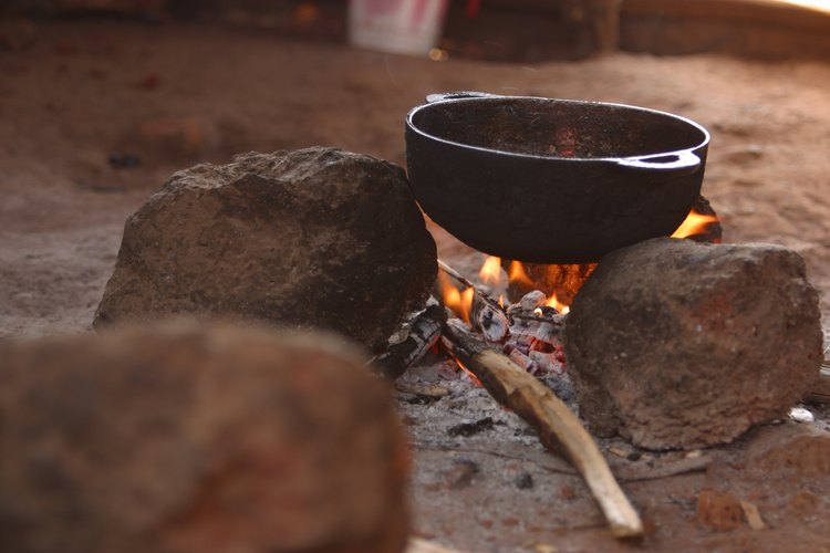Las ollas de hierro fundido curadas adecuadamente evitan que la comida se pegue.