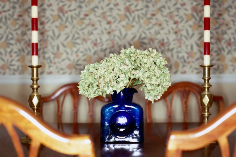 El secado de las hortensias les da una segunda vida como un arreglo floral seco.